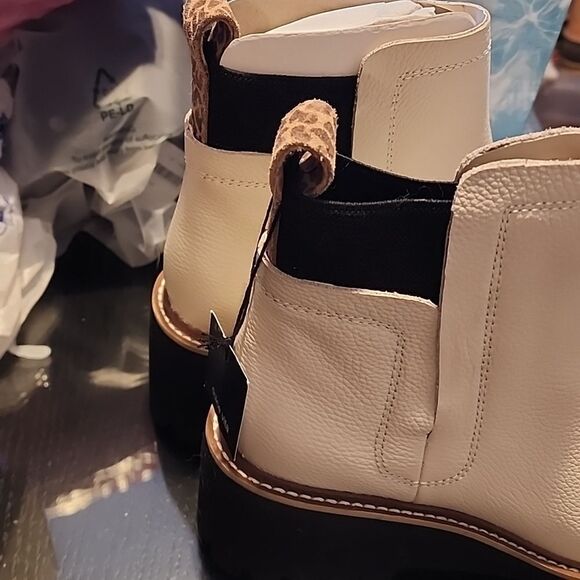 Stylish White Ankle Boots Dolce Vita NWT Size 7.5 - Picture 2 of 8